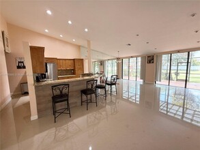 3950 Adra Ave in Doral, FL - Building Photo - Building Photo
