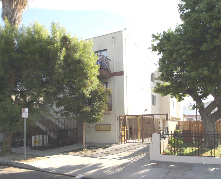 2500 N Naomi St in Burbank, CA - Building Photo