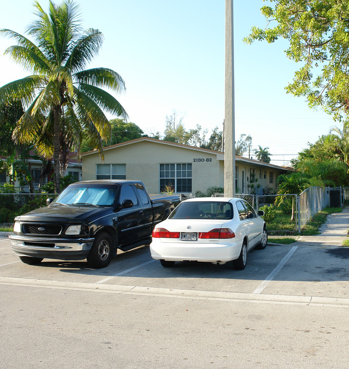 2180 NE 168th St in North Miami Beach, FL - Building Photo