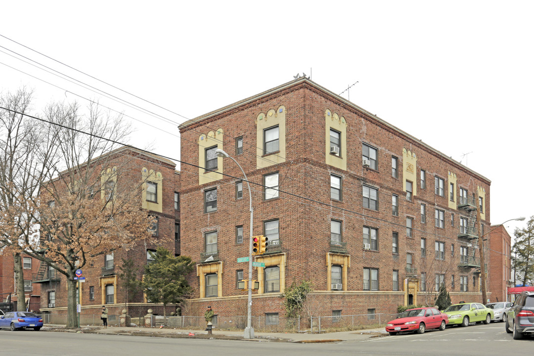 15015 Sanford Ave in Flushing, NY - Building Photo