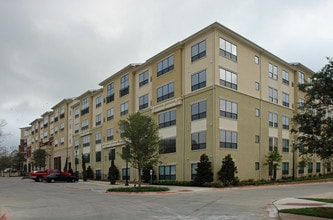 Elan at Bluffview in Dallas, TX - Building Photo - Building Photo