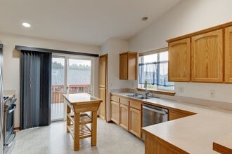 659 NW 12th Loop in Oak Harbor, WA - Building Photo - Building Photo