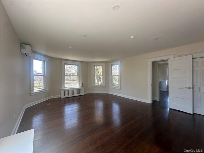 55 Sea Cliff Ave in Sea Cliff, NY - Foto de edificio - Building Photo