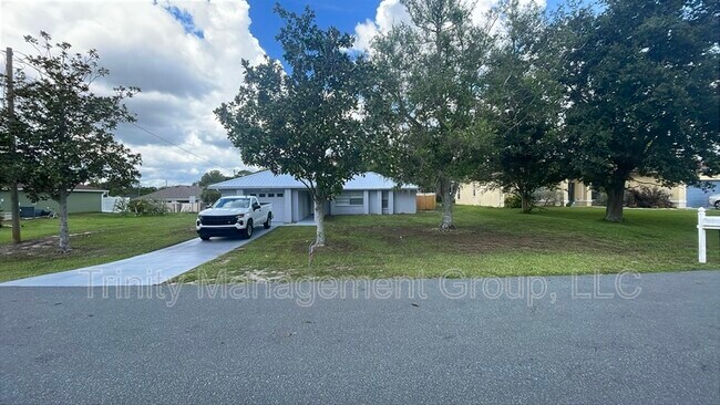 3041 Hoban Ave in Spring Hill, FL - Foto de edificio - Building Photo