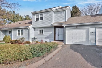 12 Kevin Dr in East Windsor, CT - Building Photo - Building Photo