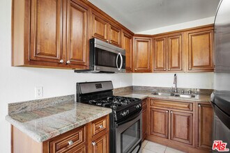 909 Croft Ave in Los Angeles, CA - Building Photo - Building Photo
