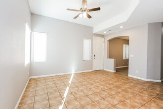 6553 Raven Hall St in North Las Vegas, NV - Foto de edificio - Building Photo