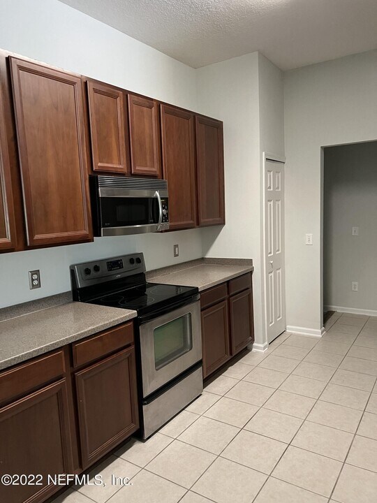 7063 Deer Lodge Cir in Jacksonville, FL - Foto de edificio