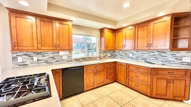 1183 Crescent Bend Pl in Fallbrook, CA - Building Photo - Building Photo