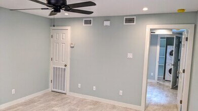 917 Hendricks Ave, Unit B in Laredo, TX - Foto de edificio - Building Photo