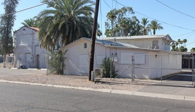 Earll Apartments in Phoenix, AZ - Building Photo - Building Photo