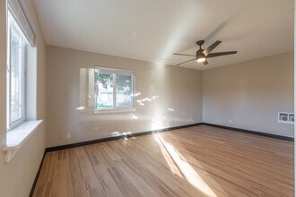 800 S 6th Ave in Kelso, WA - Foto de edificio - Building Photo