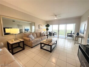 13105 Vanderbilt Dr in Naples, FL - Building Photo - Building Photo