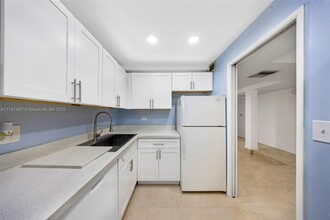 3750 Inverrary Dr in Lauderhill, FL - Foto de edificio - Building Photo