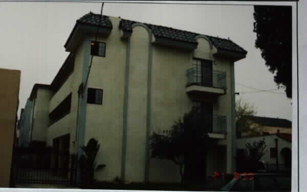 5217 Willow Crest Ave in North Hollywood, CA - Foto de edificio - Building Photo