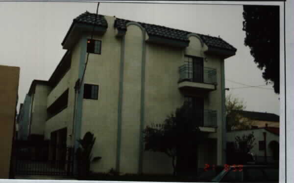 5217 Willow Crest Ave in North Hollywood, CA - Building Photo - Building Photo