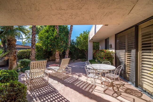 12 Columbia Dr in Rancho Mirage, CA - Building Photo - Building Photo