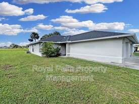 201 Schoolside Dr in Lehigh Acres, FL - Building Photo - Building Photo