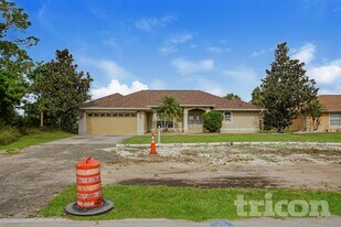 4090 W Price Blvd in North Port, FL - Building Photo