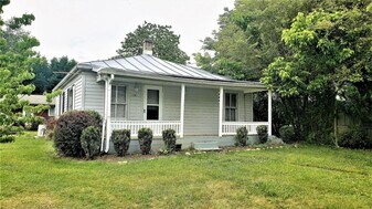 10 Chocklett Ln in Lexington, VA - Building Photo