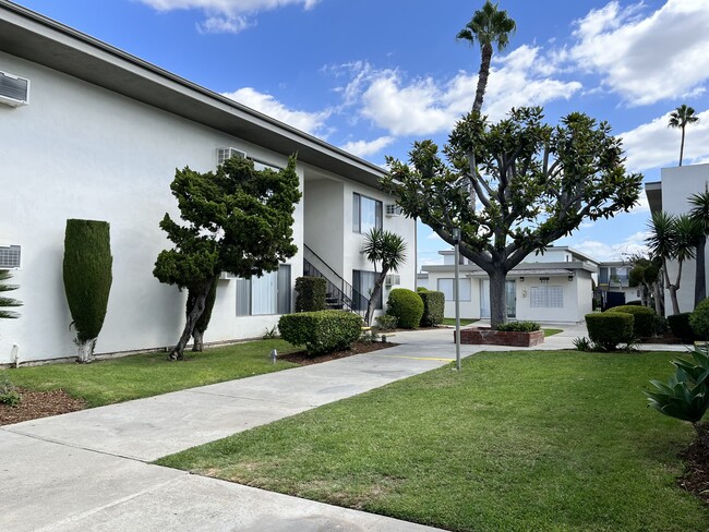 Beachside Apartments in Anaheim, CA - Building Photo - Building Photo