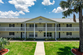 Stratford Place Condominium in Ft. Myers, FL - Building Photo - Building Photo