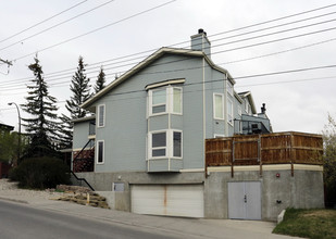 2330-2374 17a St SW in Calgary, AB - Building Photo - Building Photo