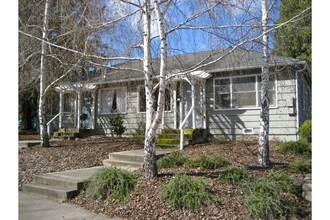 Bridge & Lee Apartments in Ashland, OR - Building Photo - Building Photo