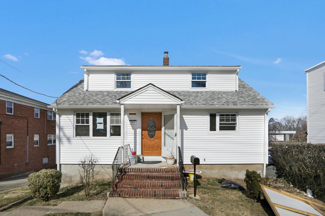 380 Grand Ave in Leonia, NJ - Building Photo