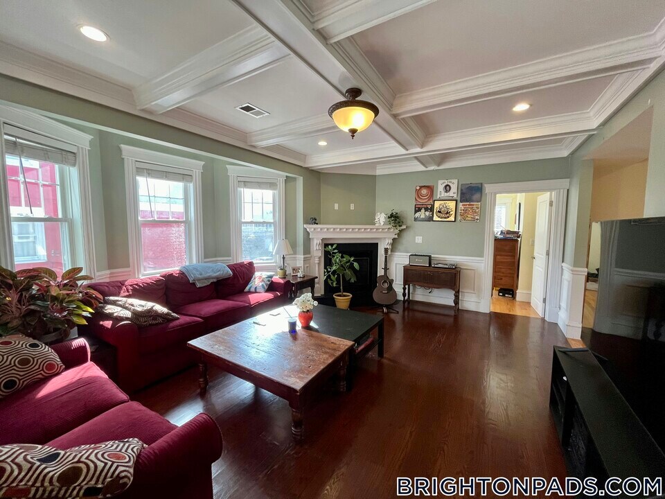 127 Nonantum St, Unit 2 in Boston, MA - Foto de edificio