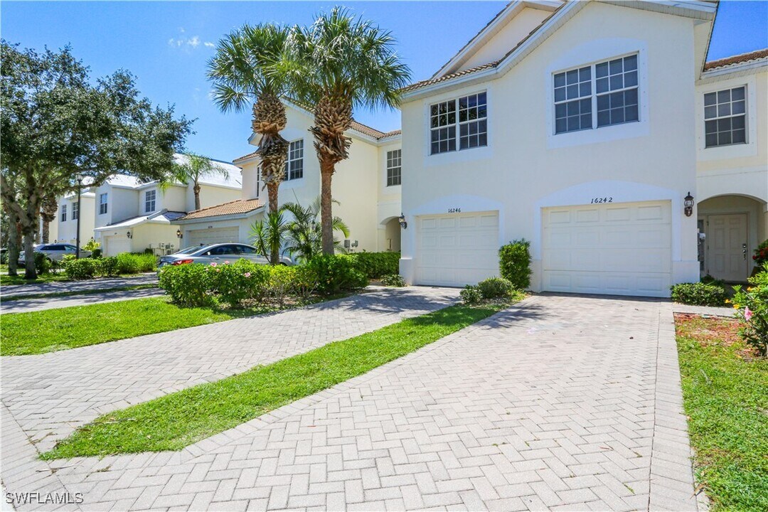 16246 Ravina Way in Naples, FL - Foto de edificio