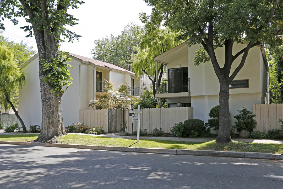 Quail Court in Sacramento, CA - Foto de edificio