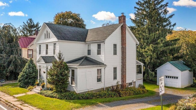 14 Anthony St in Hillsdale, NY - Foto de edificio - Building Photo