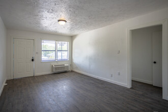 7430 Mount St in Houston, TX - Foto de edificio - Interior Photo