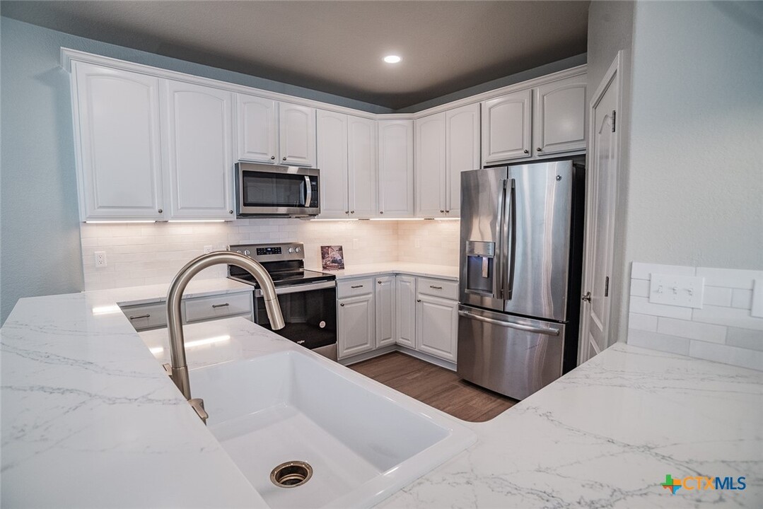 526 Blue Heron Ln in McQueeney, TX - Foto de edificio