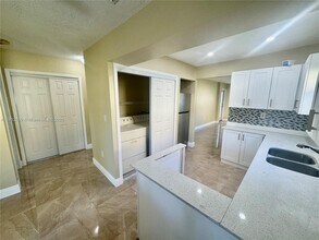 9241 SW 204th Terrace in Cutler Bay, FL - Foto de edificio - Building Photo