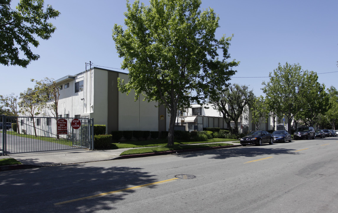 Mesa View Apartments in Costa Mesa, CA - Building Photo