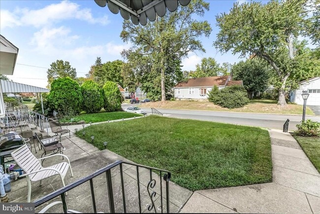 324 W Rively Ave in Glenolden, PA - Foto de edificio - Building Photo