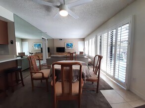 1100 E Amado Rd in Palm Springs, CA - Foto de edificio - Building Photo