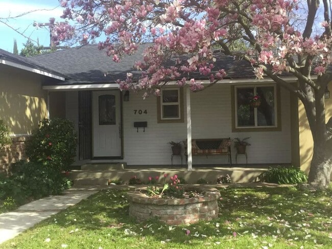 704 11th St in West Sacramento, CA - Building Photo - Building Photo