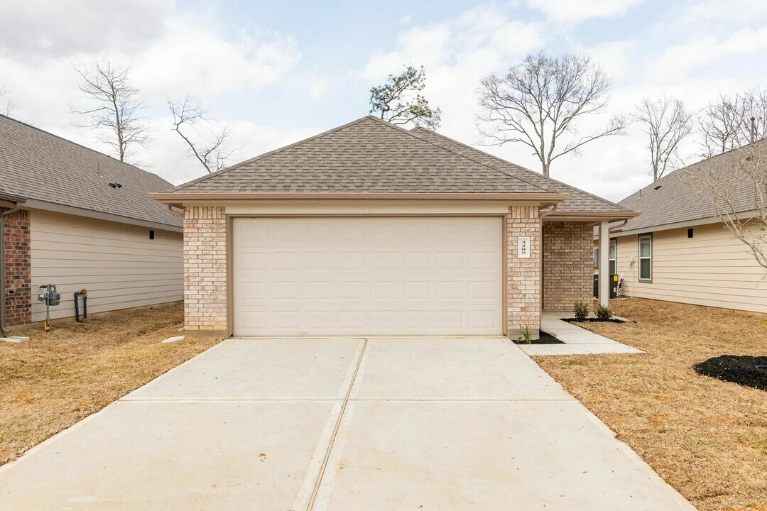 3285 East Chunk Dr in Conroe, TX - Building Photo