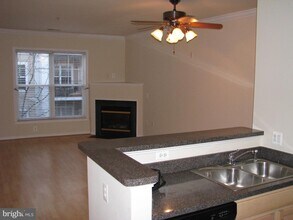 3820 Lightfoot St-Unit -316 in Chantilly, VA - Foto de edificio - Building Photo
