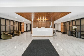 300 Mamaroneck Ave in White Plains, NY - Foto de edificio - Building Photo