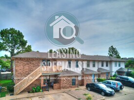 1020 Rambling Oaks Dr in Norman, OK - Building Photo