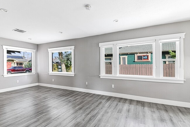 2914 E 5th St in Long Beach, CA - Foto de edificio - Building Photo