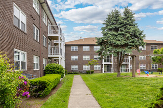 Pondsview Apartments in Billerica, MA - Foto de edificio - Building Photo