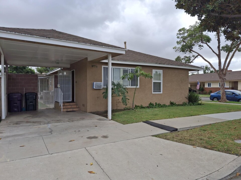 1300 E 60th St, Unit 1 bedroom duplex corner in Long Beach, CA - Foto de edificio