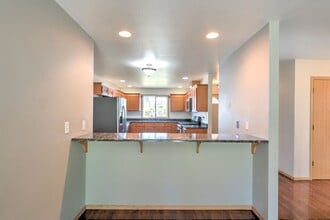 777 SW 1st Ave in Oak Harbor, WA - Foto de edificio - Building Photo