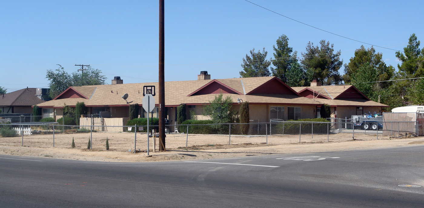 12238 Kiowa Rd in Apple Valley, CA - Building Photo