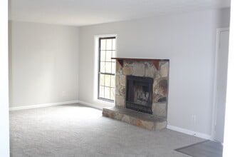 1386 Williamsburg Ln in Norcross, GA - Building Photo - Building Photo